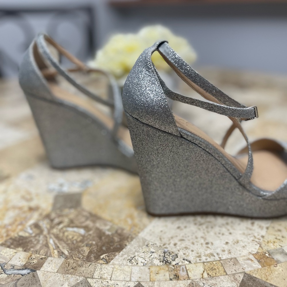 Jewel Bagley Mischka silver glitter wedges - Picture 3 of 11